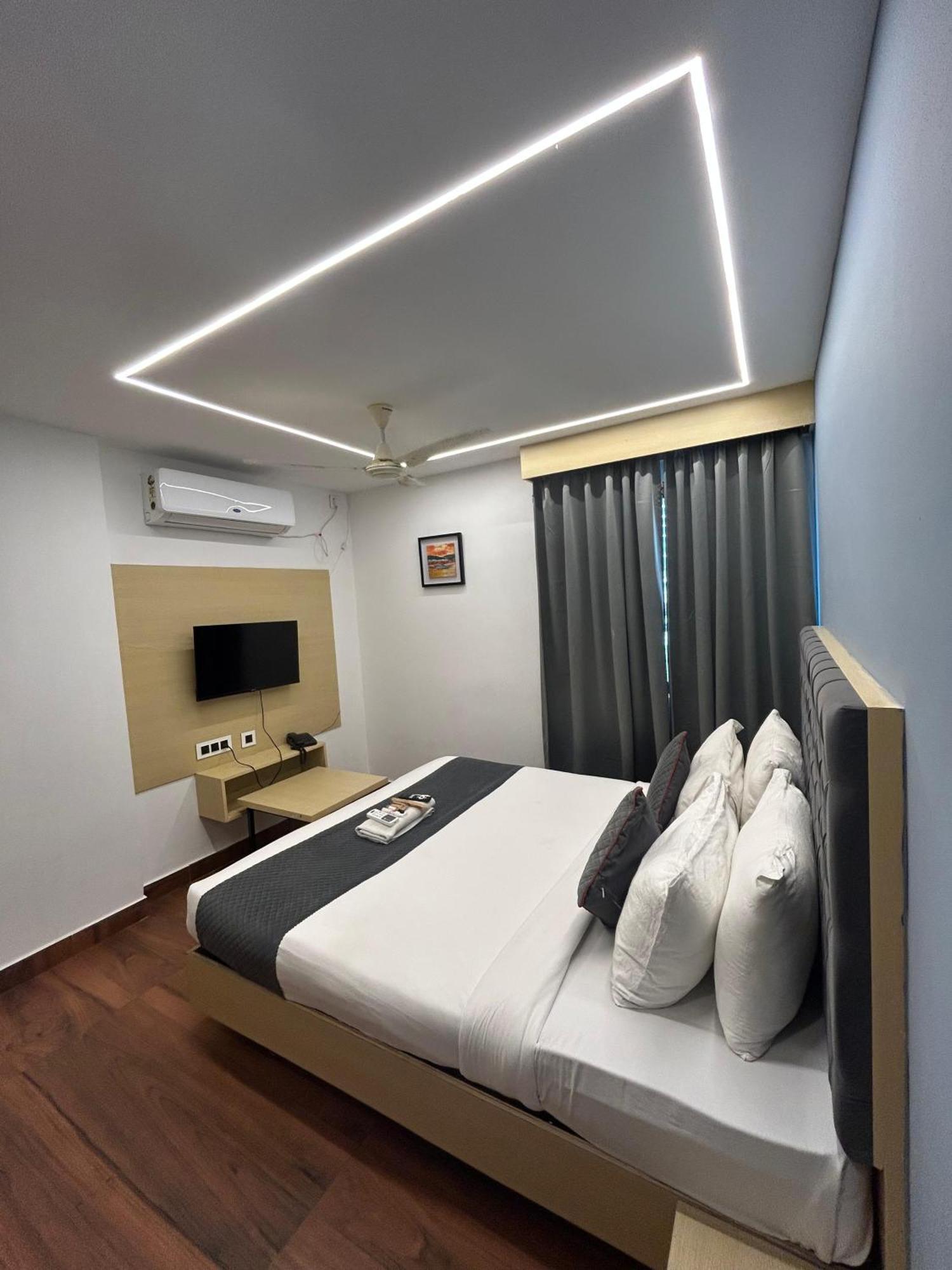 Wild Wings Premium Hotel Hyderabad Exterior foto