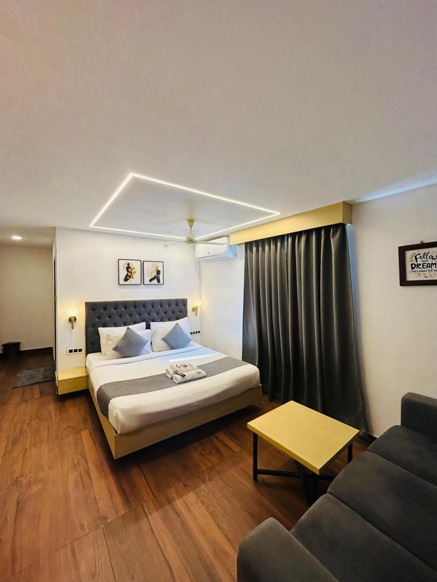 Wild Wings Premium Hotel Hyderabad Exterior foto