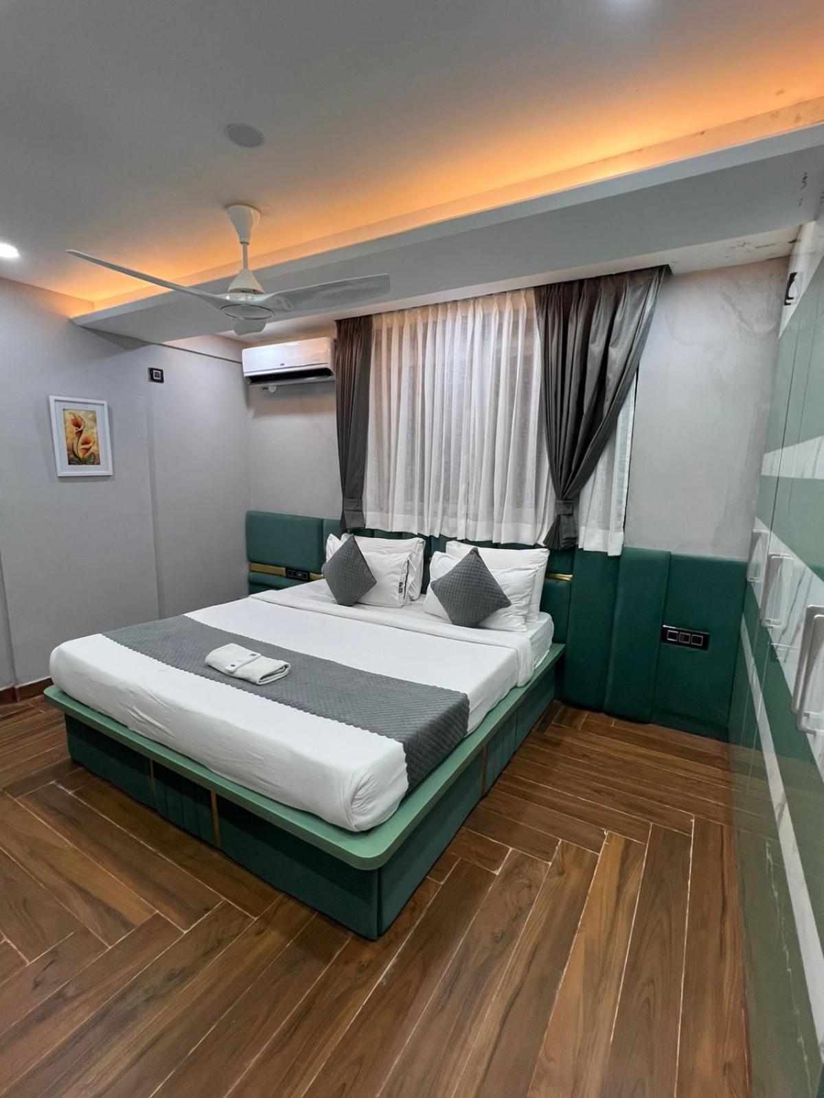 Wild Wings Premium Hotel Hyderabad Exterior foto