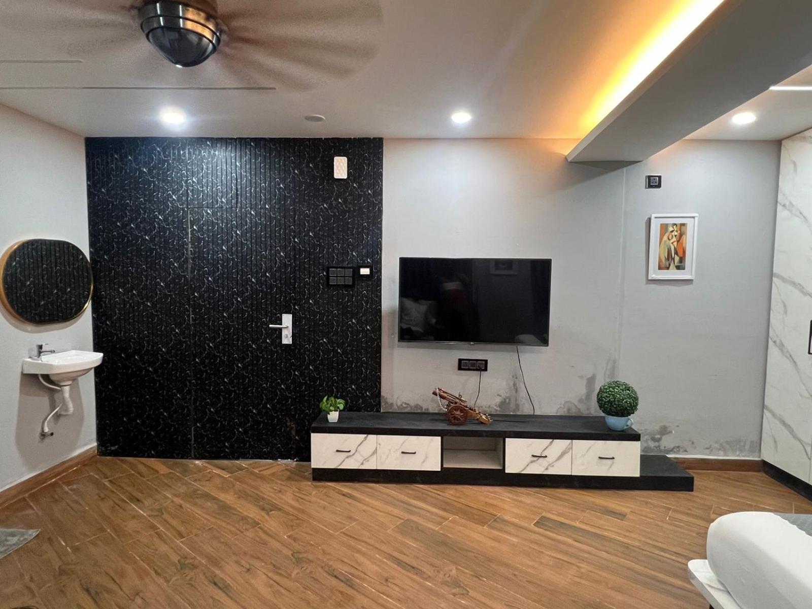 Wild Wings Premium Hotel Hyderabad Exterior foto