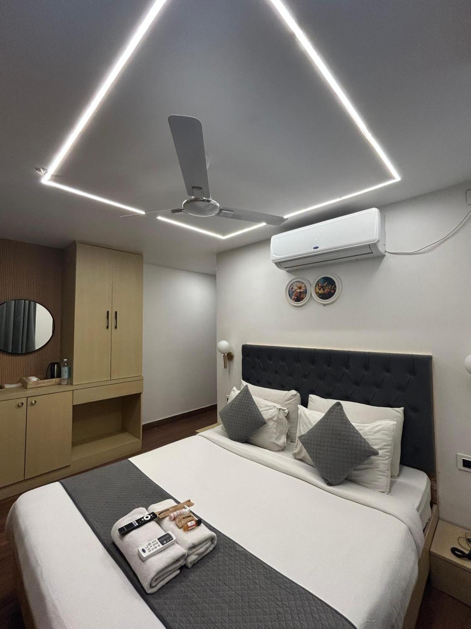 Wild Wings Premium Hotel Hyderabad Exterior foto