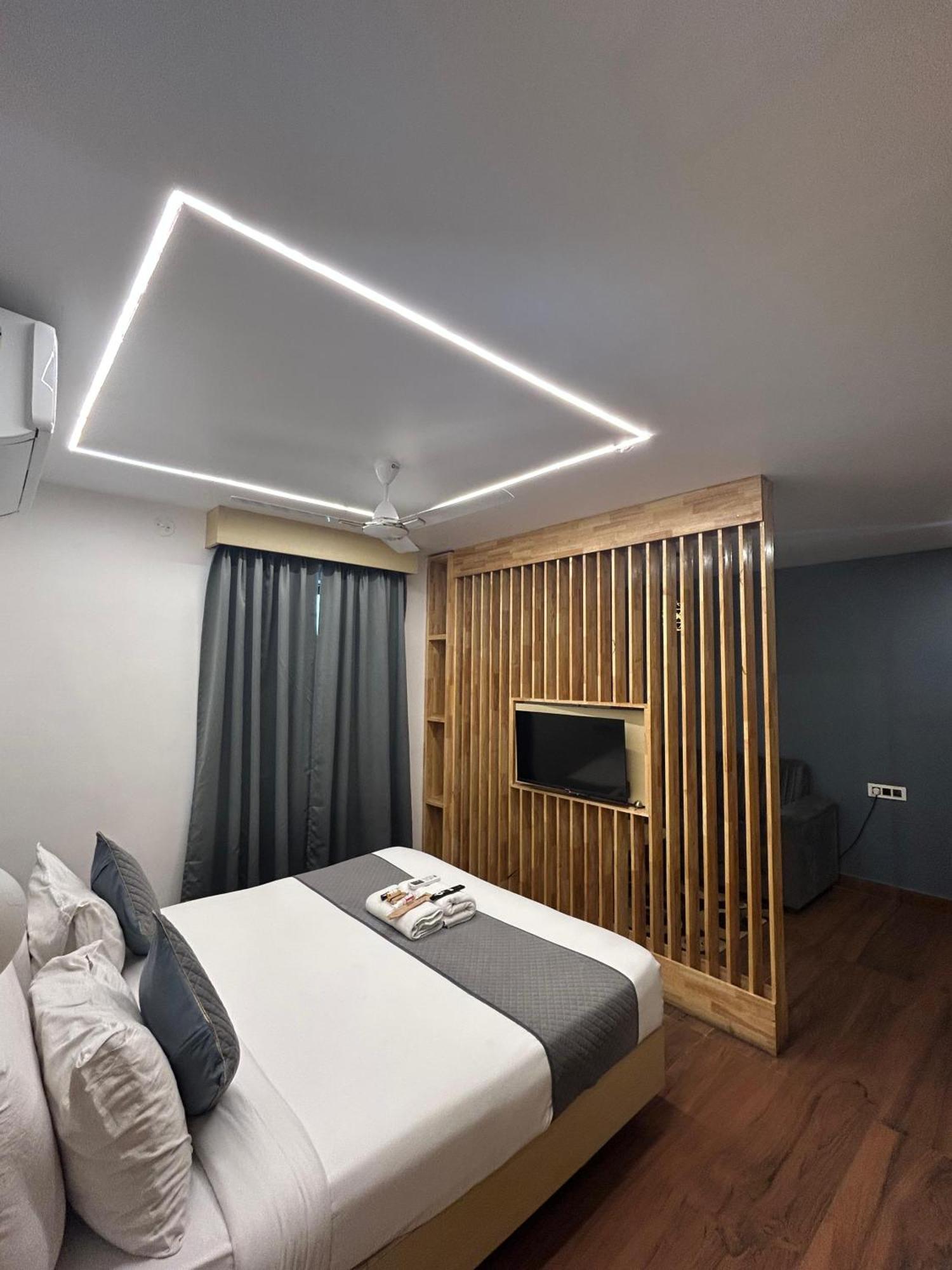 Wild Wings Premium Hotel Hyderabad Exterior foto